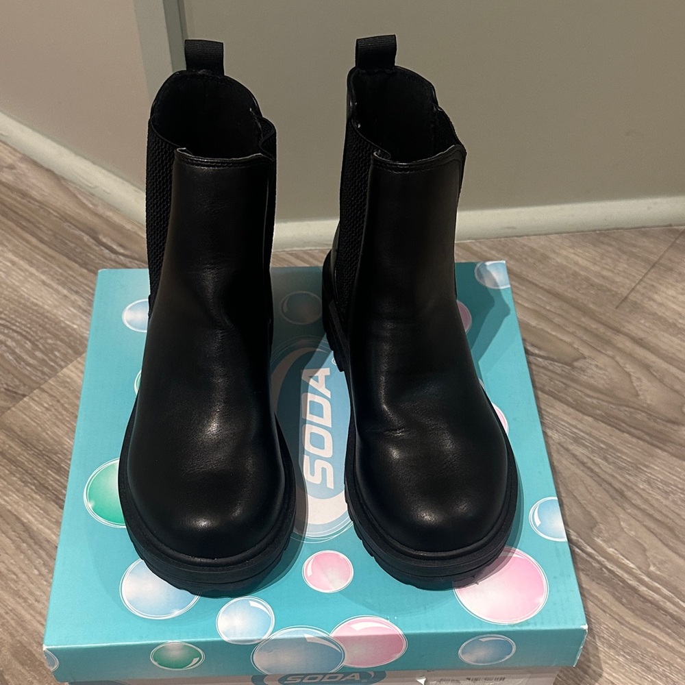 Soda Pilot- Women Lug Sole Low heel Chelsea Ankle Bootie size 6